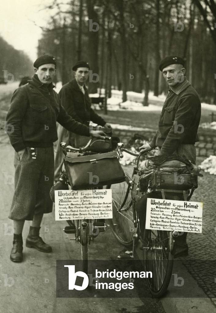 Three men from Marienburg on their way through the Grosser Stern in Berlin, 1932
