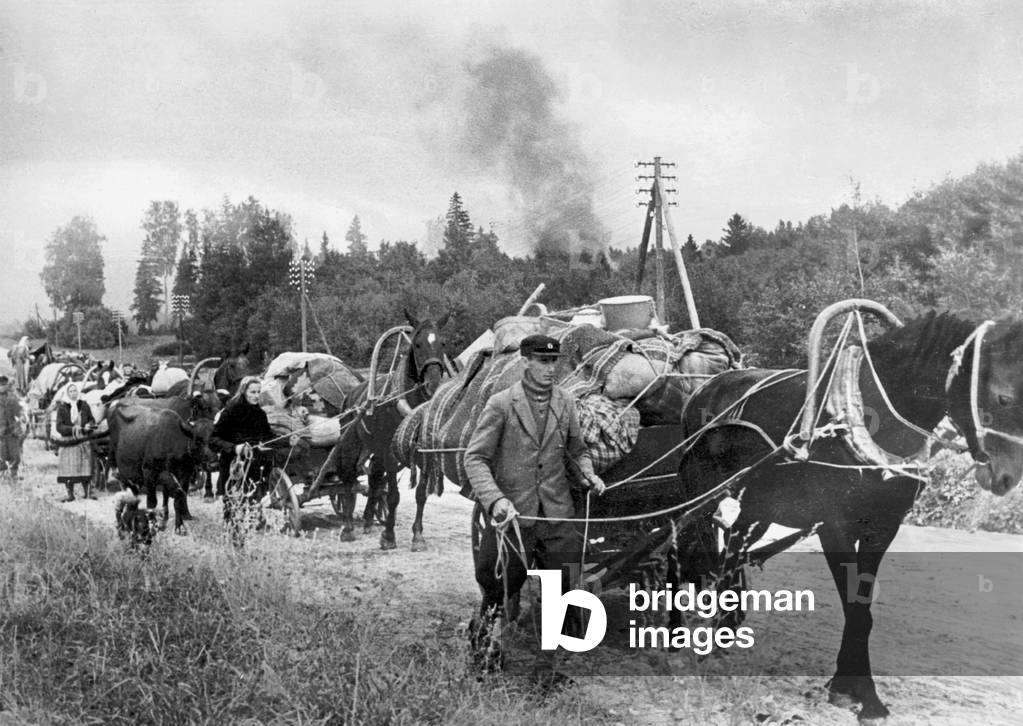 Latvian refugees on the Eastern front, 1944 (b/w photo)