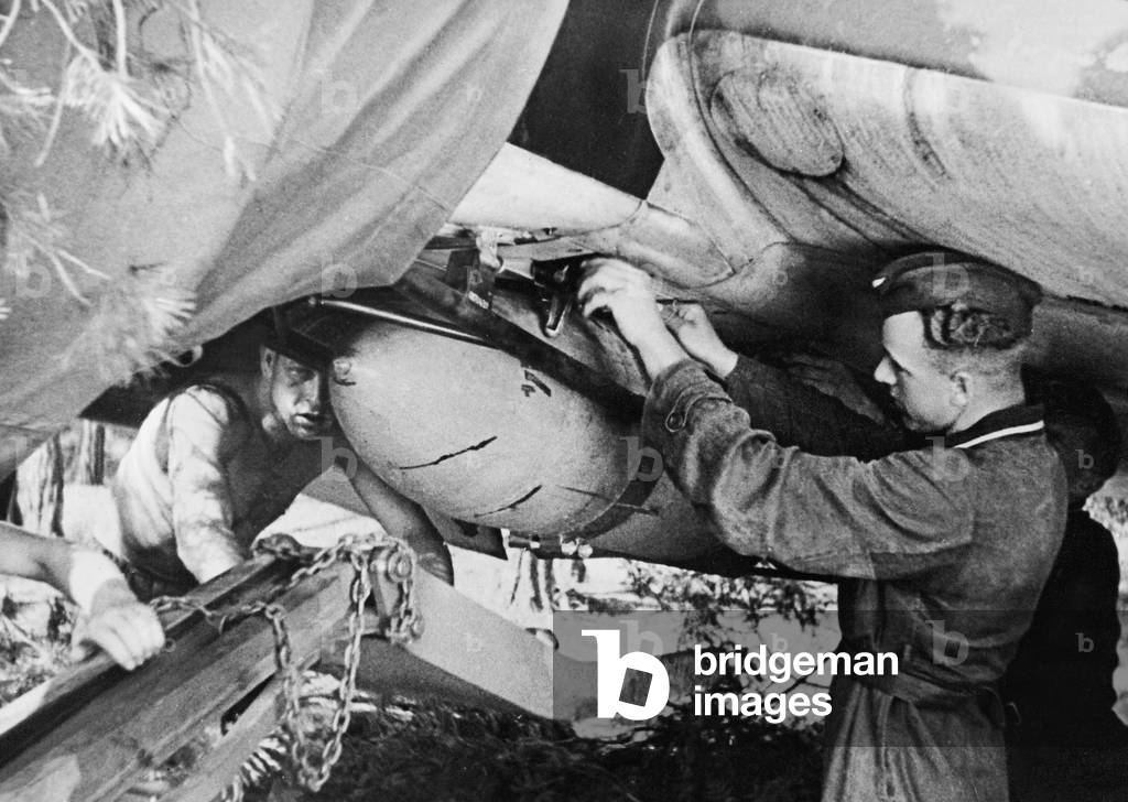 German ground crew loads a Stuka with bombs, 1941 (b/w photo)