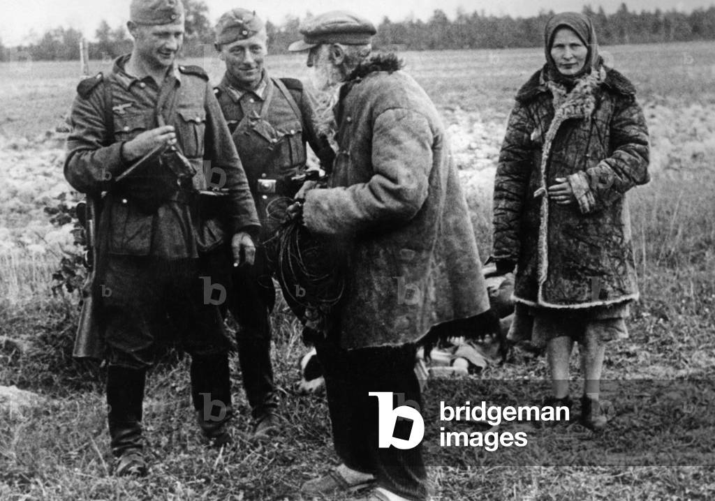 German soldiers with Volhynia Germans, 1941 (b/w photo)