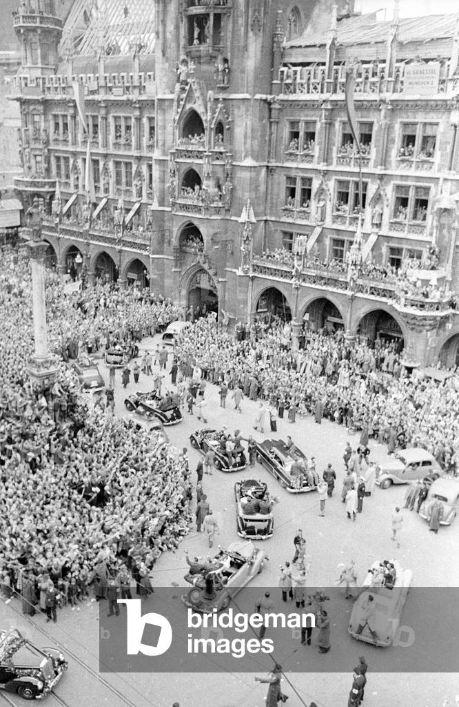 Reception in Munich following the World Cup victory of the German national team, 1954 (b/w photo)