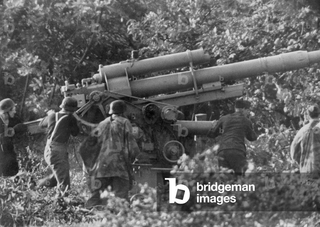 German heavy antiaircraft artillery during combat with Allied tanks, 1944 (b/w photo)