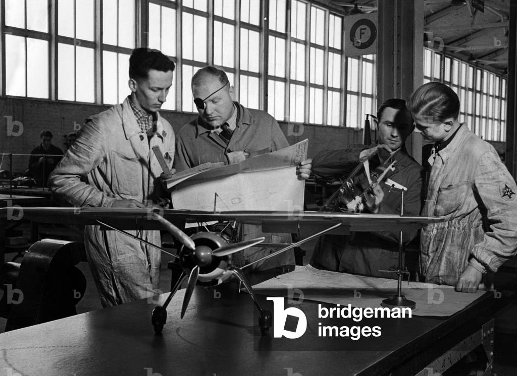 Apprenticeship training in the defence industry, 1940 (b/w photo)