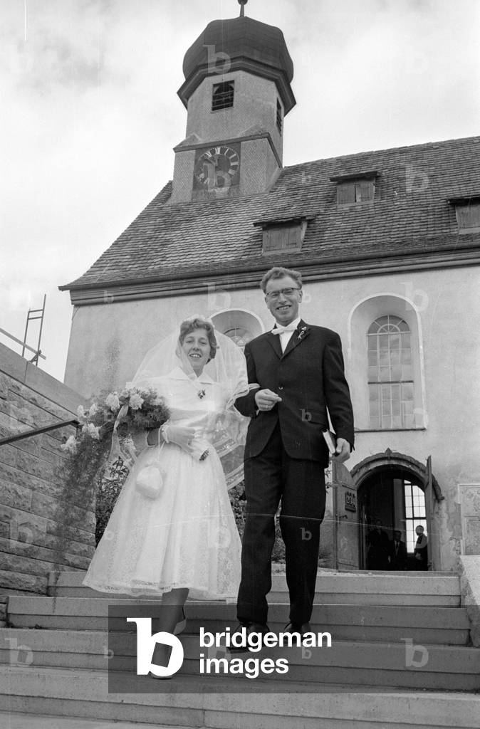 Bride and groom in Tuttlingen, 1960 (b/w photo)
