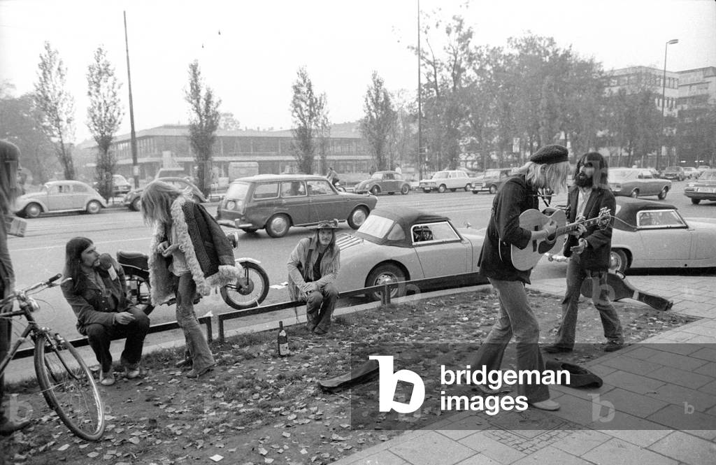 Street musician in Schwabing, 1971 (b/w photo)