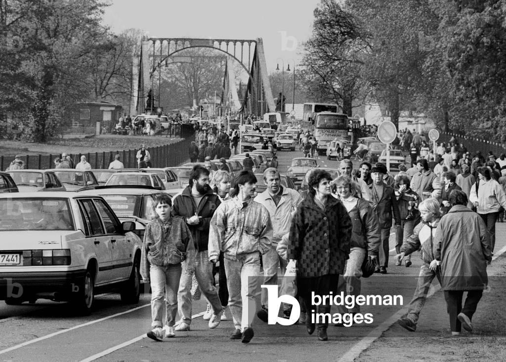 The wall is open, East Germans are coming to Westberlin over Glienicker Bridge, November 1989 (b/w photo)