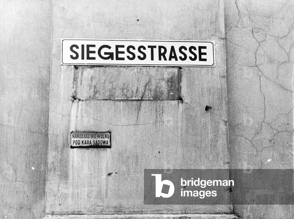 German street sign in Warsaw, 1940 (b/w photo)