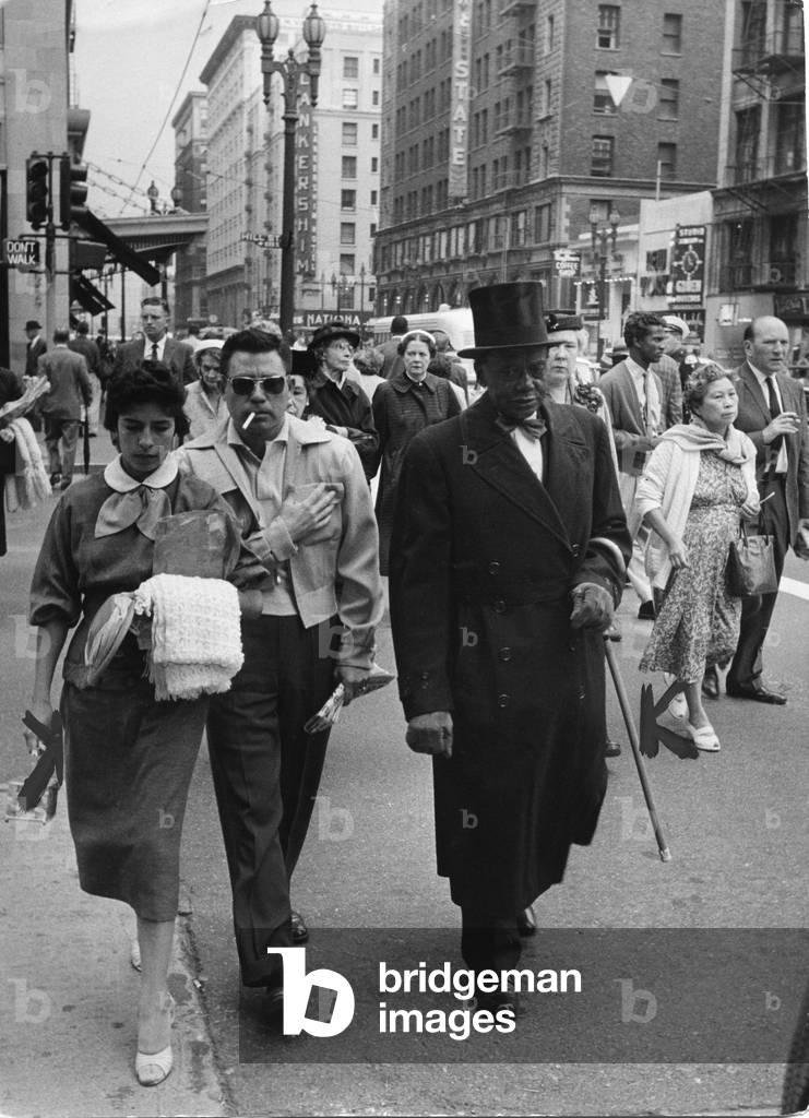 Passers-by in a street in Los Angeles, around the 1960s (b/w photo)