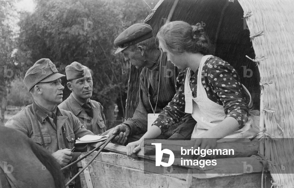German-Russians from Bessarabia, 1940 (b/w photo)