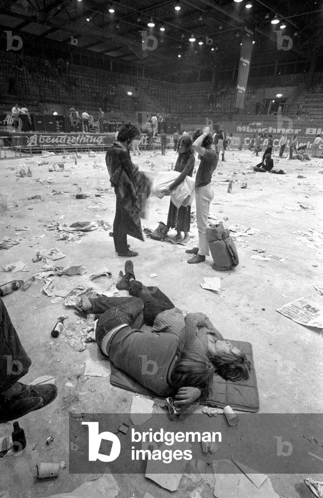 End of a rock festival in the Olympic Ice Stadium in Munich, 1970 (b/w photo)