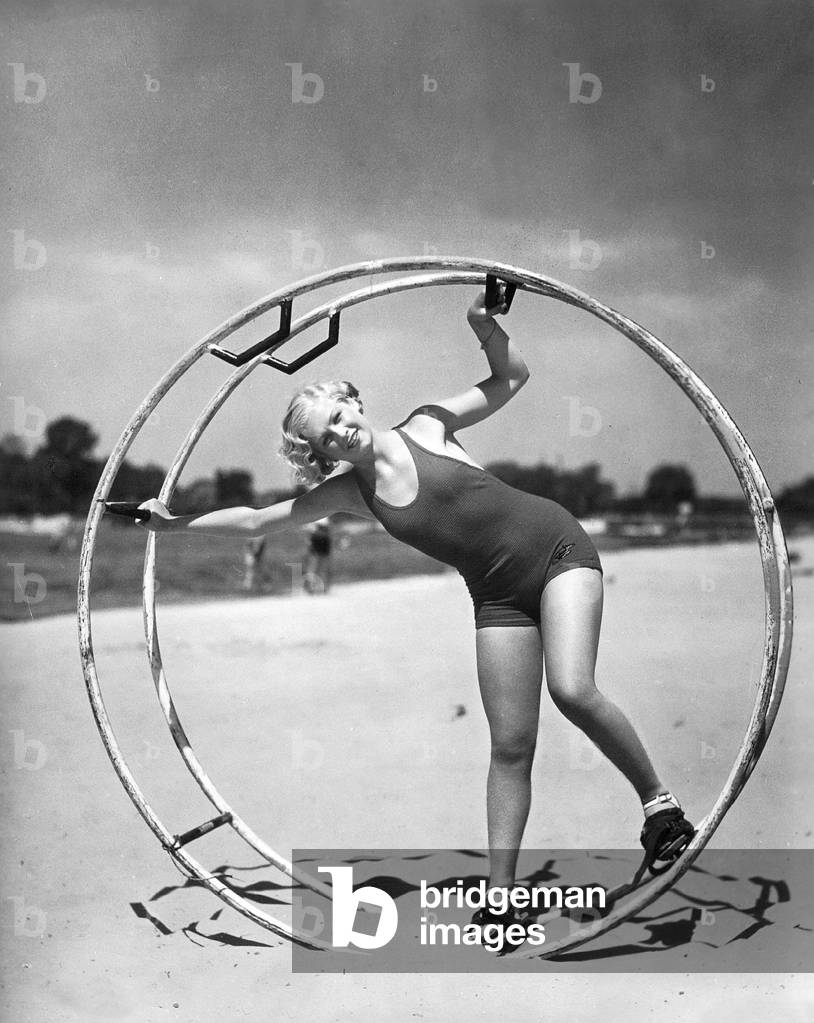 Woman with an aero wheel in 'The Lord of the worlds', 1934 (b/w photo)