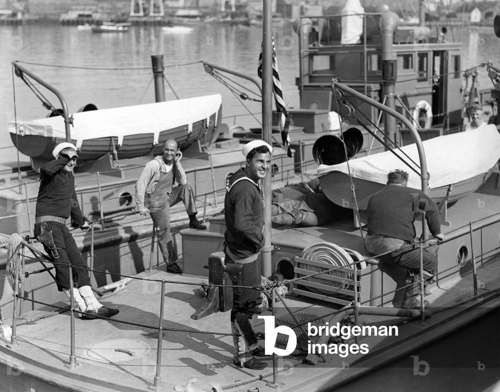 Prohibition: Coast guard catches Rum-runners in Massachusetts, 1931 (b/w photo)