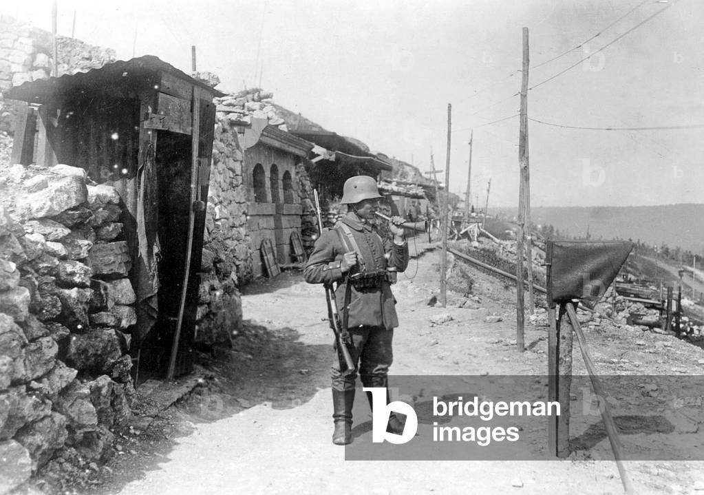 German guard gives a signal with a horn, 1917 (b/w photo)