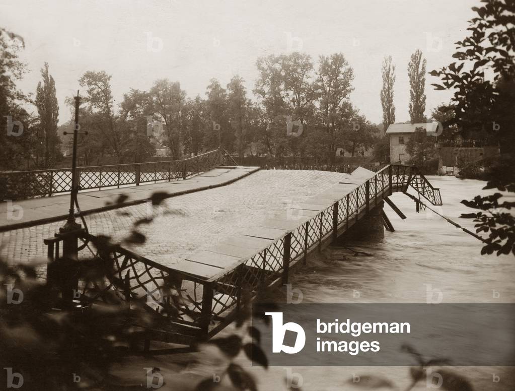 Collapse of the Bogenhausener Brücke in Munich on 13.09.1899 (b/w photo)