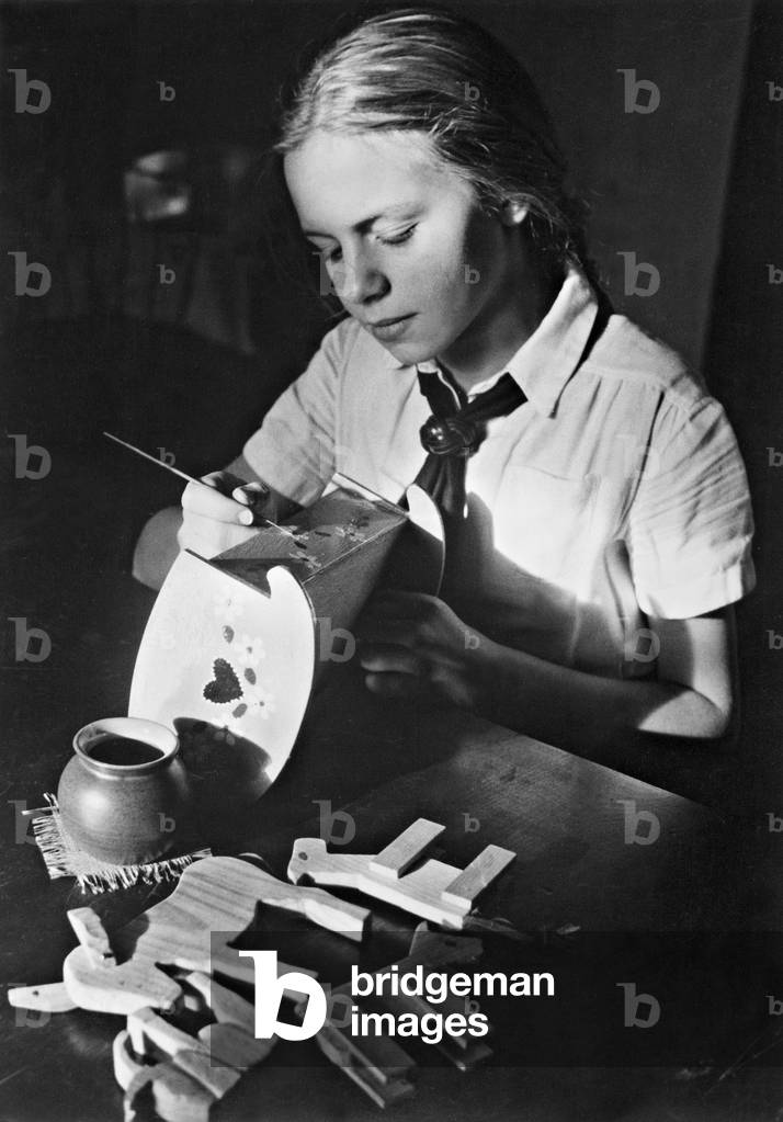 BDM girl when tinkering, 1937 (b/w photo)