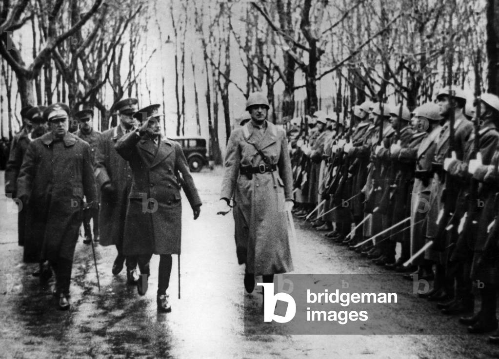 General John Brind and Italian soldiers in Saarland, 1935 (b/w photo)
