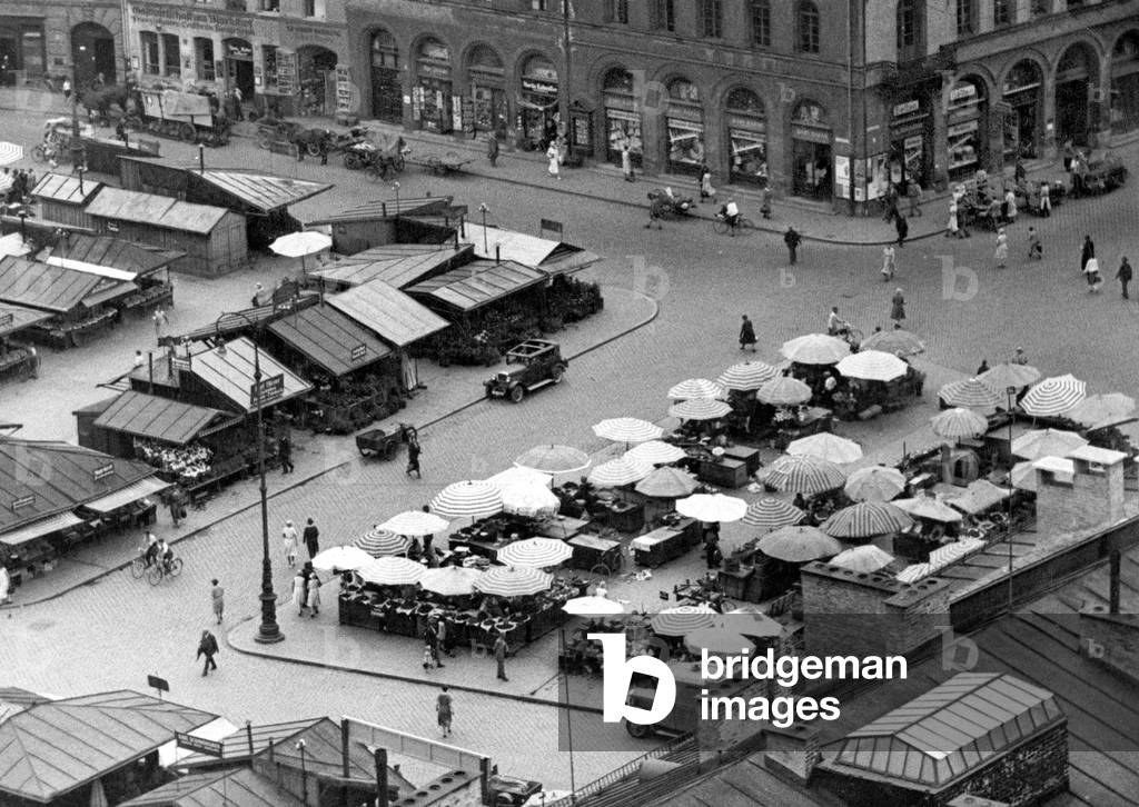 Viktualienmarkt in Munich, 1930 (b/w photo)
