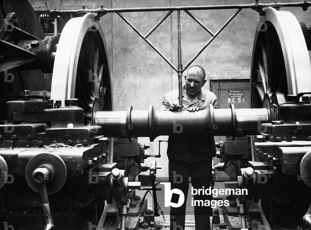 Safety check of the wheel base of locomotive wheels, 1934 (b/w photo)