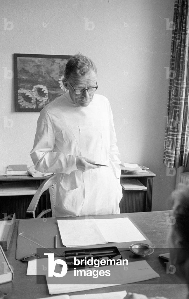 Breads compared in the physiology of nutrition at the Max Planck Institute in Dortmund, 1960 (b/w photo)
