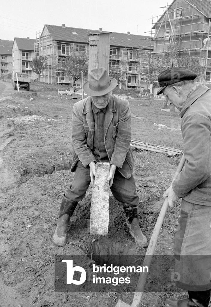 Construction of new tenements in Tuttlingen, 1960 (b/w photo)