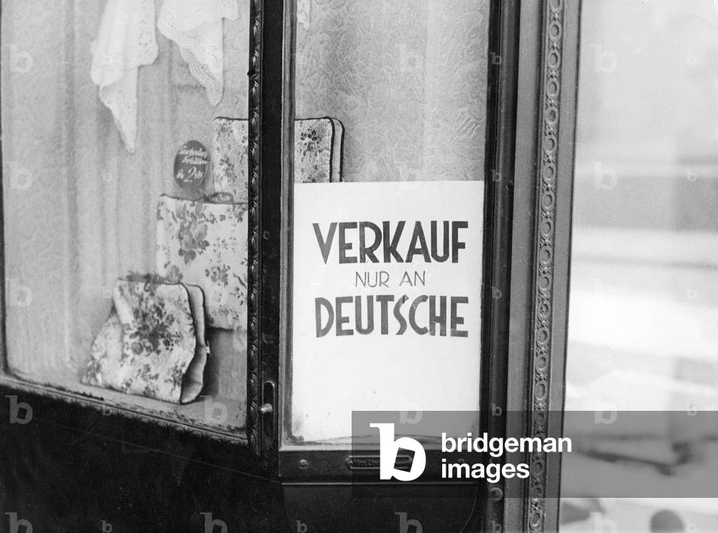 Shop window of a store in Poznan, 1941 (b/w photo)