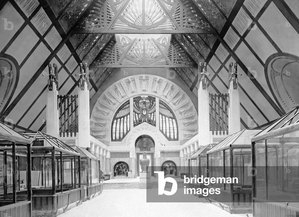 Exhibition hall at the St. Louis World's Fair, 1904 (b/w photo)