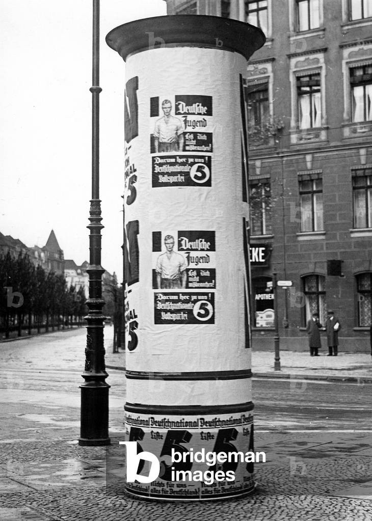 Election poster of the DNVP on a billboard. (b/w photo)