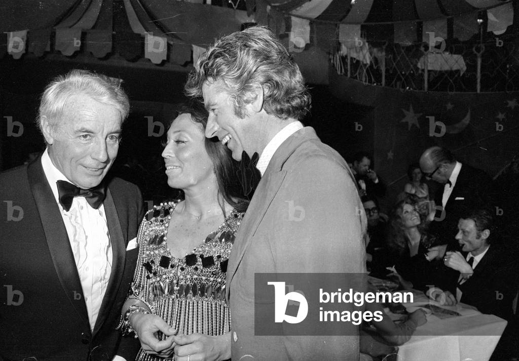 Johannes Heesters, Anke Bobbert and Rudi Carrell at the German Film Ball in Munich, 1974 (b/w photo)