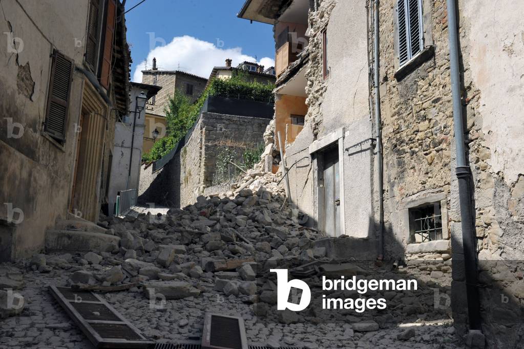 Destroyed buildings after a magnitude 6 earthquake in the village of Accumoli, 2016 (photo)