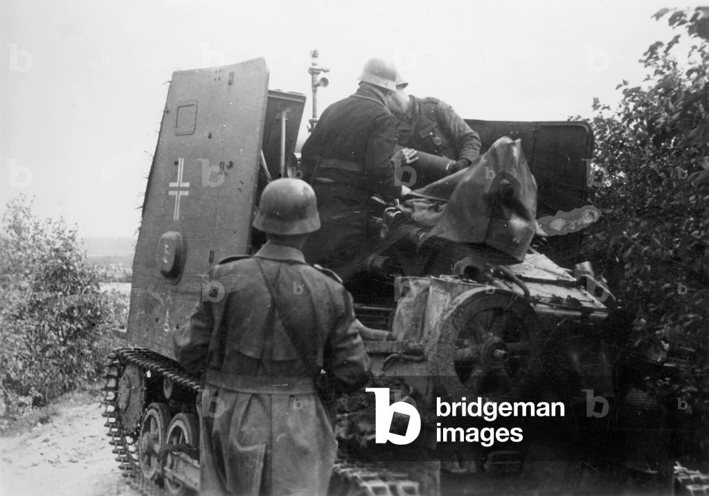 German infantry field gun on the Eastern front, 1941 (b/w photo)