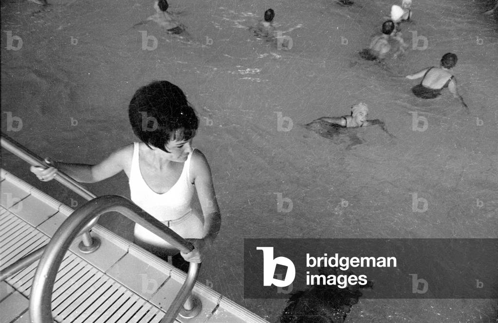 Woman in the swimming pool, 1971 (b/w photo)