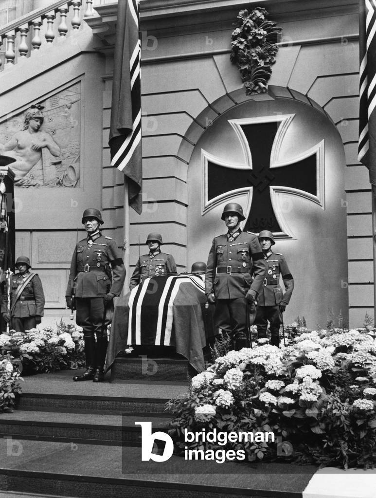State ceremony for the General of the Infantry Graf v. Brockdorff-Ahlefeldt, 1943 (b/w photo)