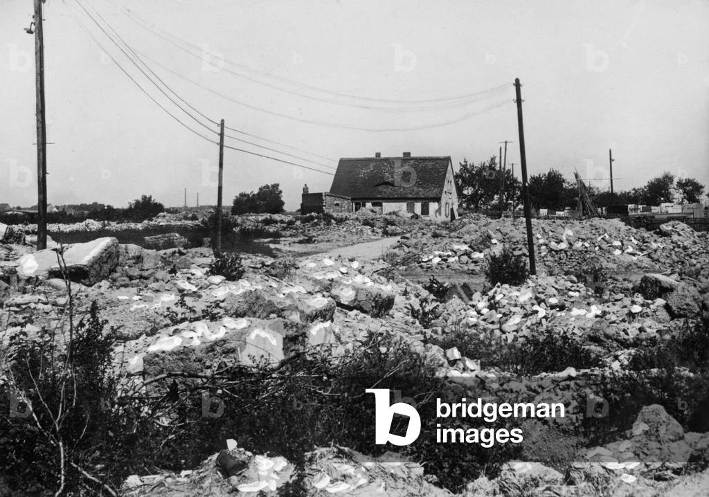 Abandoned house in Runstedt, 1931 (b/w photo)