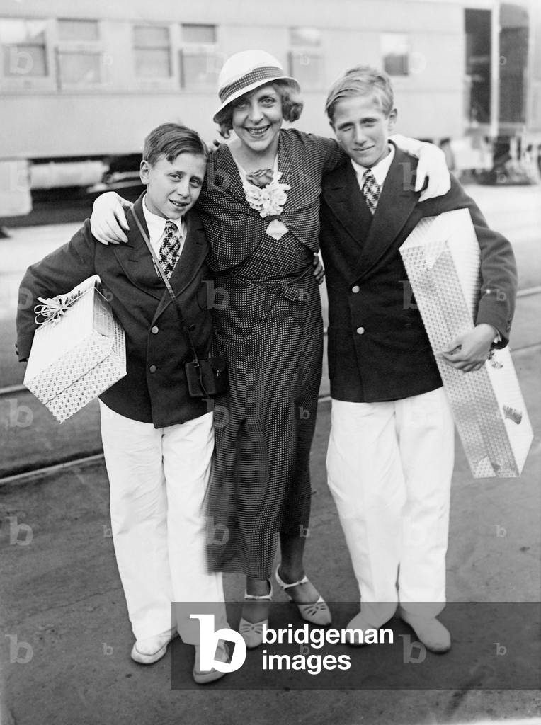 Vicki Baum with her sons, 1932 (b/w photo)