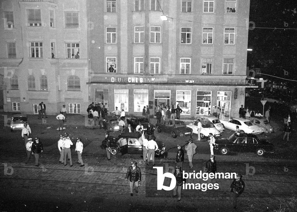Bank robbery in the Prinzregentenstrasse, 1971 (b/w photo)