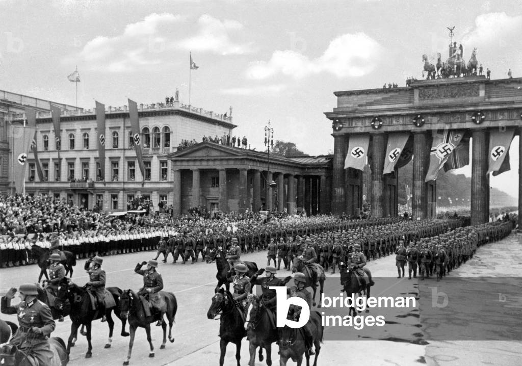 Armed forces parade upon their return from France, 1940 (b/w photo)
