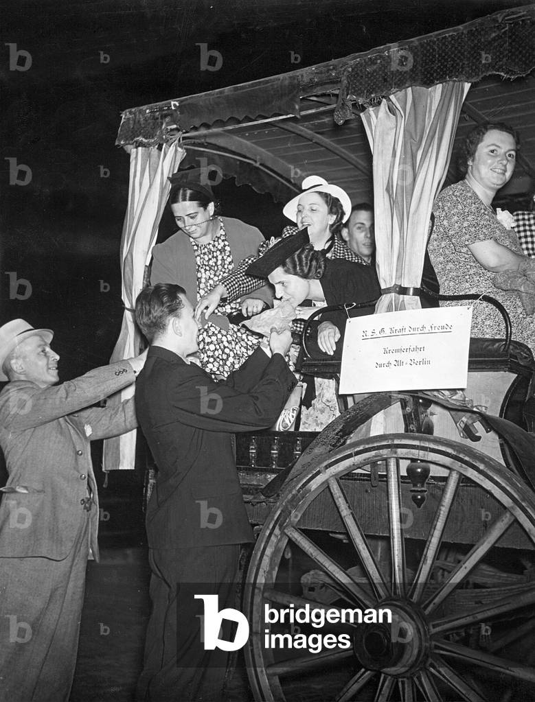 Charabanc trip through Old Berlin (b/w photo)