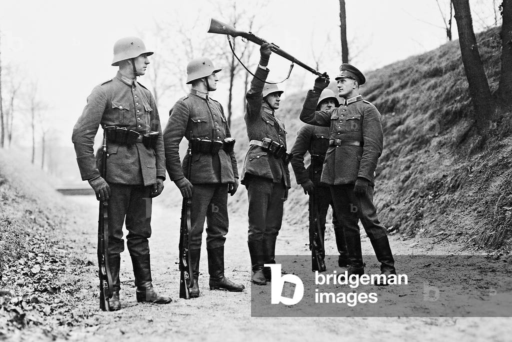 Gun control in the Reichswehr, 1930 (b/w photo)