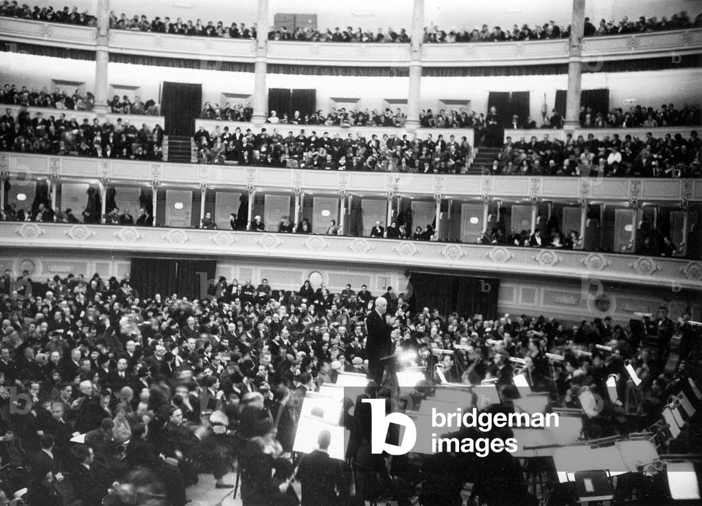 Richard Strauss conducts at a performance of his ballet 'Whipped Cream' in the 'Augusteo' in Rome, 1932 (b/w photo)