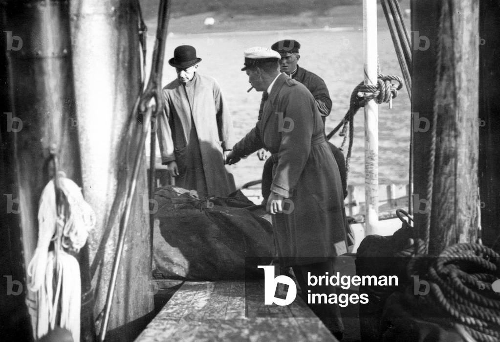 Recovery of the remains of the expedition team of Salomon Andree, 1930 (b/w photo)