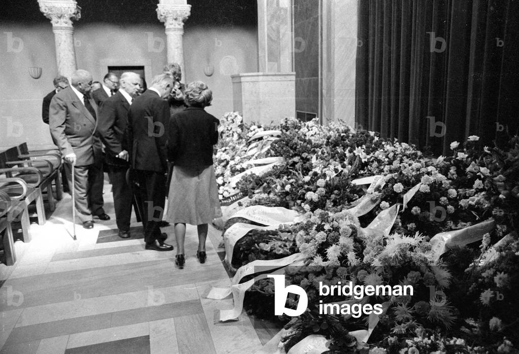 The funeral of Erich Kästner in Munich, 1974 (b/w photo)