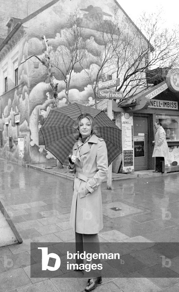Maria Perschy in Munich, 1974 (b/w photo)
