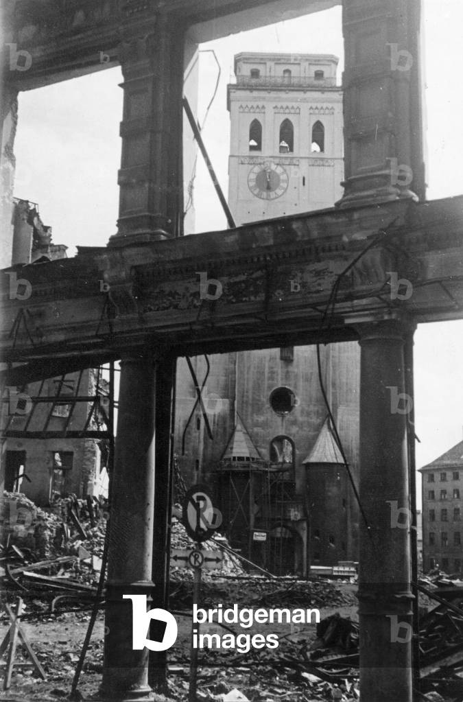 The destroyed Munich in the Second World War (b/w photo)