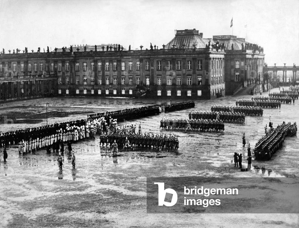 Parade, 1912 (b/w photo)