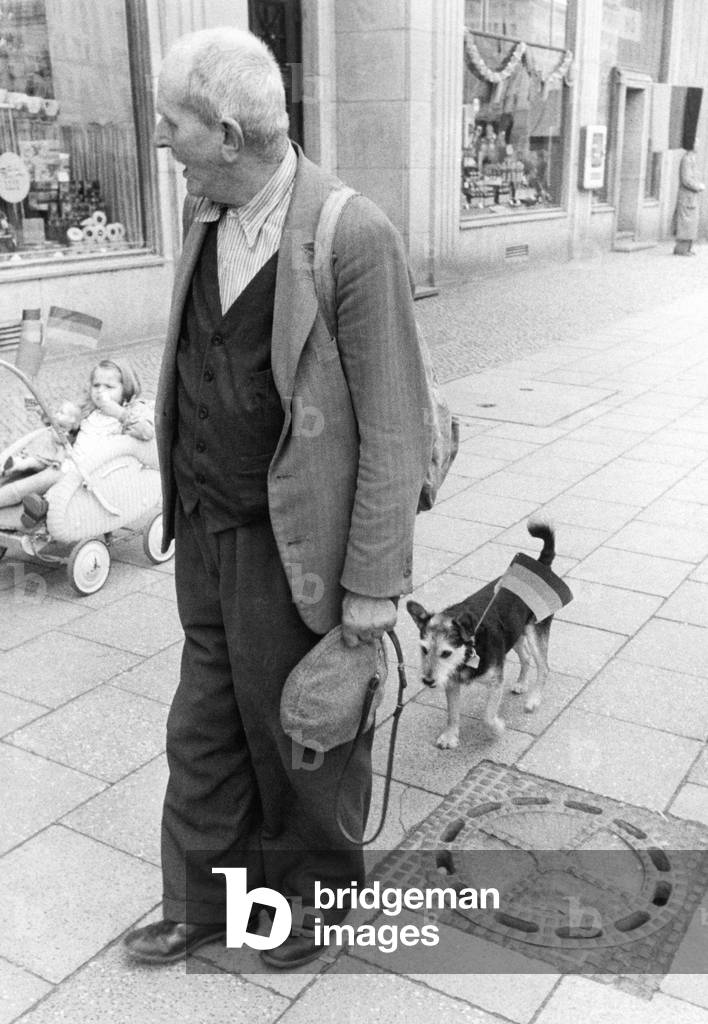 An older man waits for the arrival of Nikita Chruschtschow on Stalin Allee, 1957 (b/w photo)