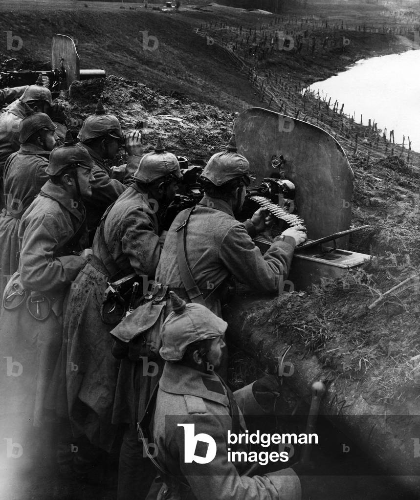German soldiers in firing position near Ozyorsk, 1915 (b/w photo)