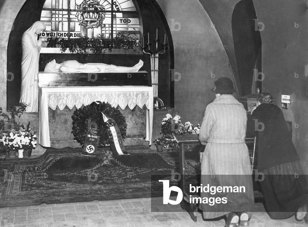 Memorial to the fallen in a Catholic church in Berlin, 1936 (b/w photo)
