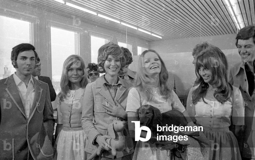 Hostesses and the mascot of the Summer Olympics 1972 in Munich, 1971 (b/w photo)