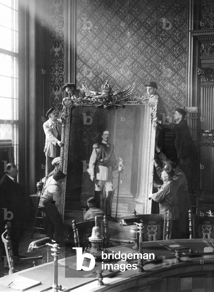 Workers hang the image of Wilhelm II, 1933 (b/w photo)