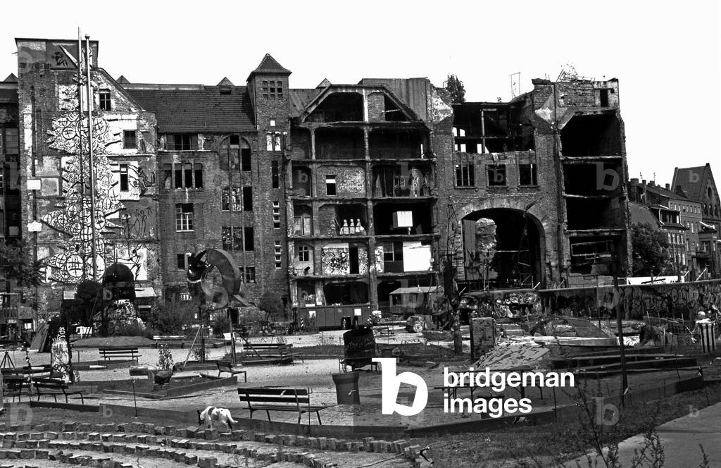 Deutschland, Berlin, 09.08.1994. Das Kunsthaus Tacheles, die Kunstruine in Berlin-Mitte am 09.08.1994. Unter der Leitung des kaiserlichen Baurates Franz Ahrens wurde 1909 als Passage-Kaufhaus gebaut (photo)